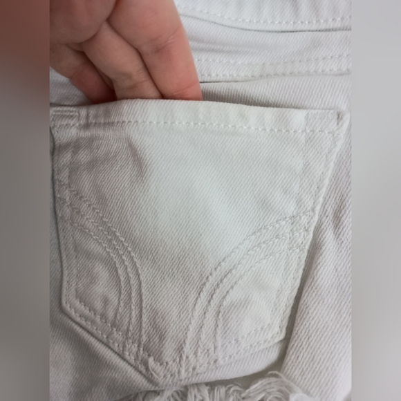 Hollister Women's Butterly White Distressed‎ Grunge Denim Booty Shorts (#1,379) - Picture 4 of 5